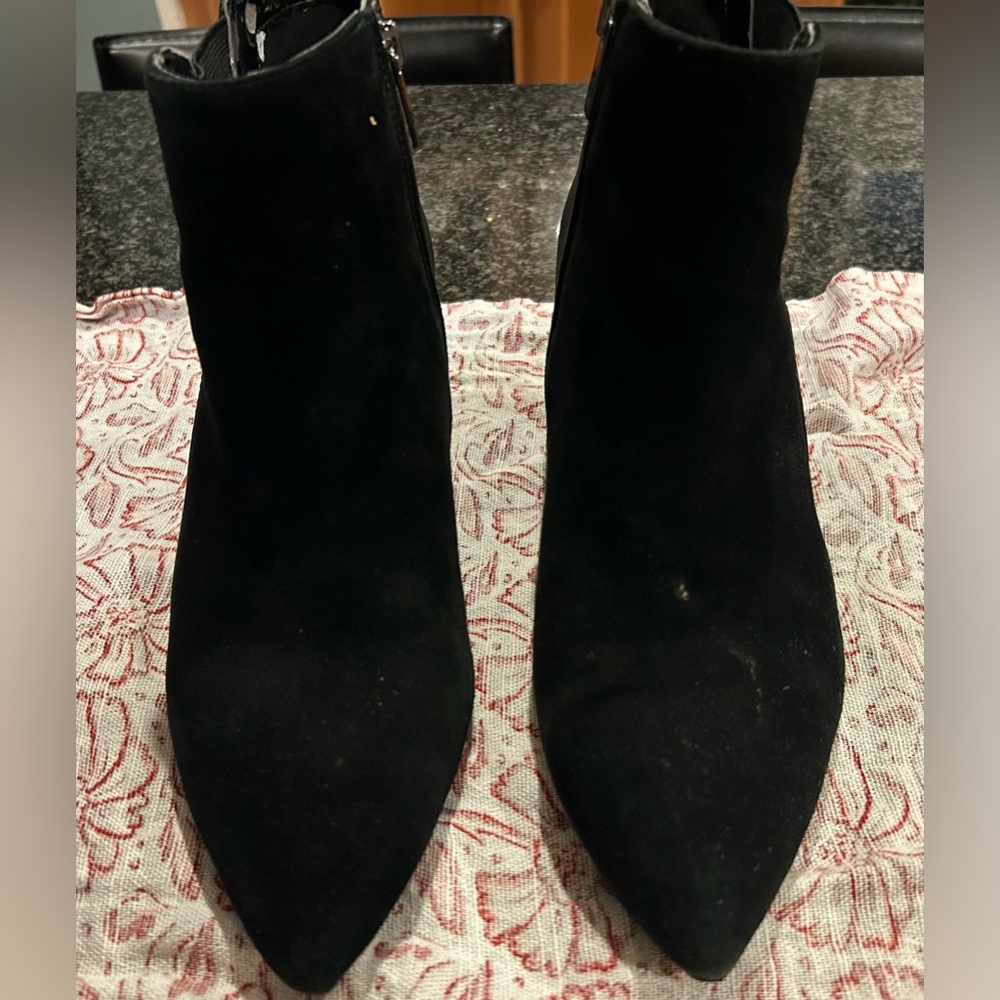 Fabulous Bandolino black suede and leather kitten-heel ankle booties, size 10